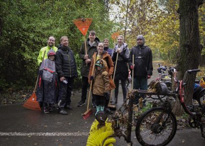 Cyklisté sobě i díky vám opět uklízeli cyklostezku. Kde ještě je to potřeba? Dejte nám vědět
