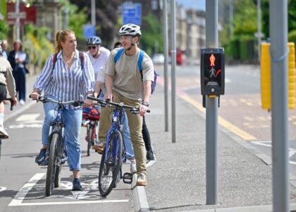 Rekordní počty cyklistů: chráněné cyklopruhy ve Skotsku přinášejí výsledky