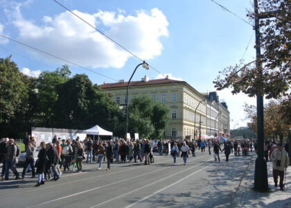 Uzavře se na Smetanově nábřeží pro auta více jak 100 metrů?