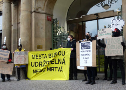 Města budou udržitelná, nebo mrtvá – společný text AutoMatu, Arniky a NESEHNUTÍ k akci před Ministerstvem pro místní rozvoj
