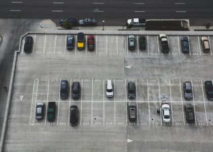 Zrušme asfaltová moře. Stovky amerických měst snižují počty svých parkovacích míst