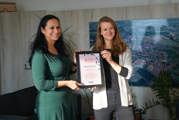 Vedoucí Do práce na kole Dominika Lenthárová a starostka Otrokovic Hana Večerková