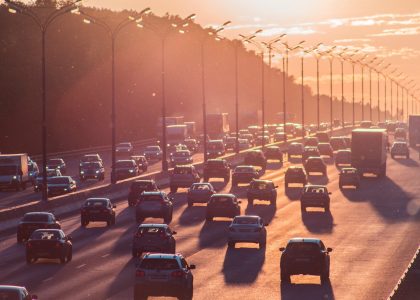Dýchání emisí z dopravy zvyšuje úmrtnost, potvrdila mezinárodní metaanalýza